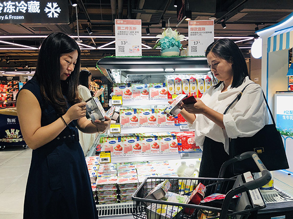 -	Khu vực bán sản phẩm sữa chua của Vinamilk tại siêu thị Hợp Mã (thuộc Alibaba) tại Hồ Nam, Trung Quốc