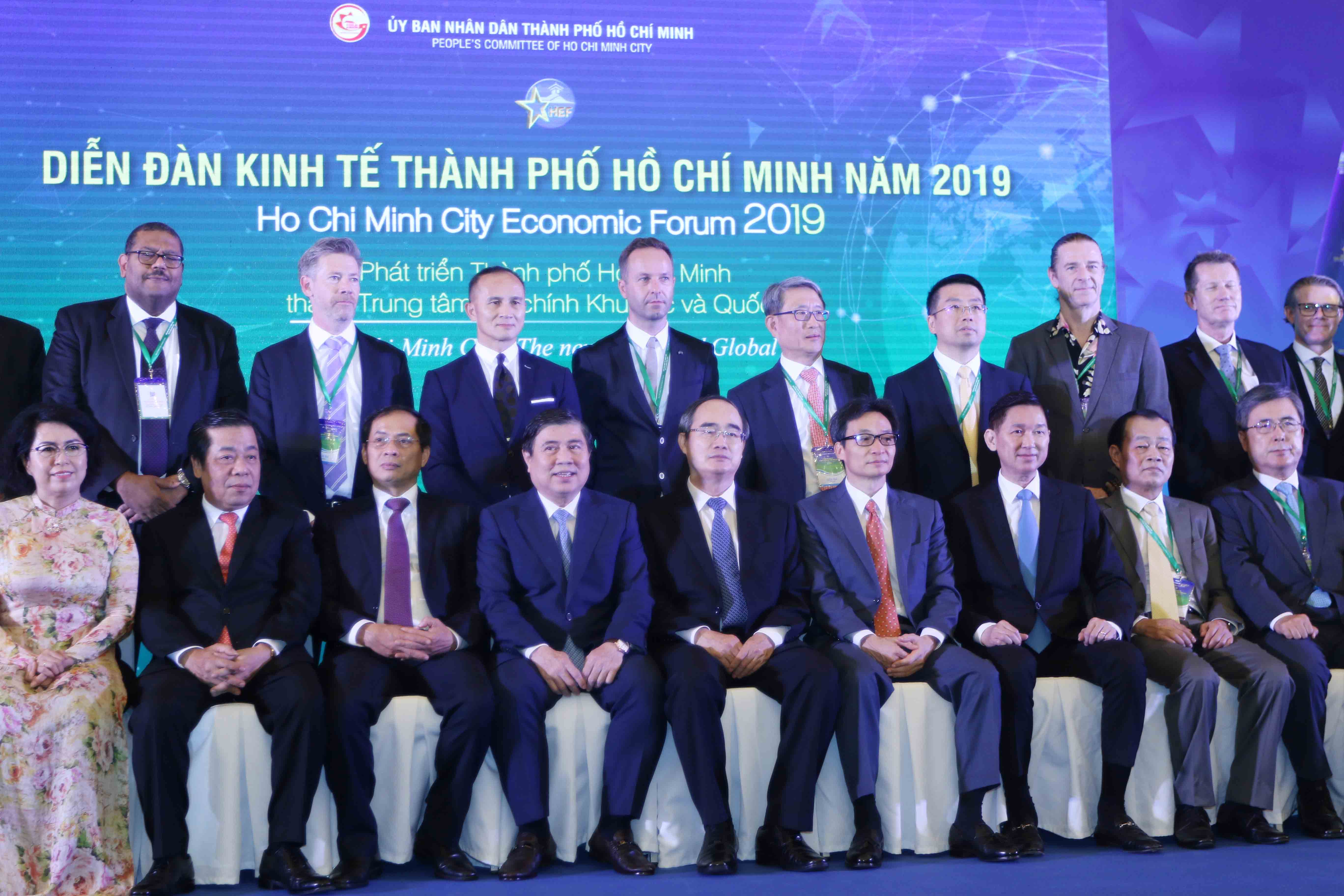 Phó Thủ tướng Chính phủ chụp ảnh lưu niệm cùng lãnh đạo TP.HCM, lãnh đạo các Bộ, ngành và một số nhà đầu tư trong và ngoài nước