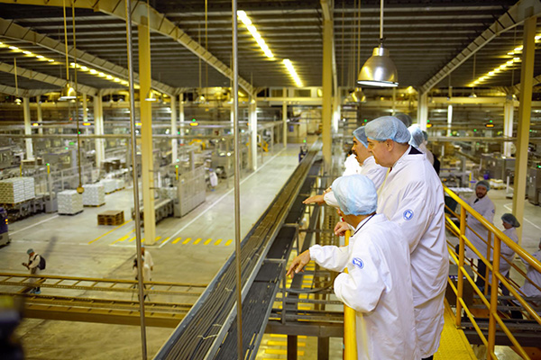 Đại diện Bộ Nông Nghiệp Hoa Kỳ ấn tượng với quy mô của siêu nhà máy sữa có công nghệ tự động hóa và điều khiển tích hợp từ khâu nhập liệu tới kho thành phẩm.