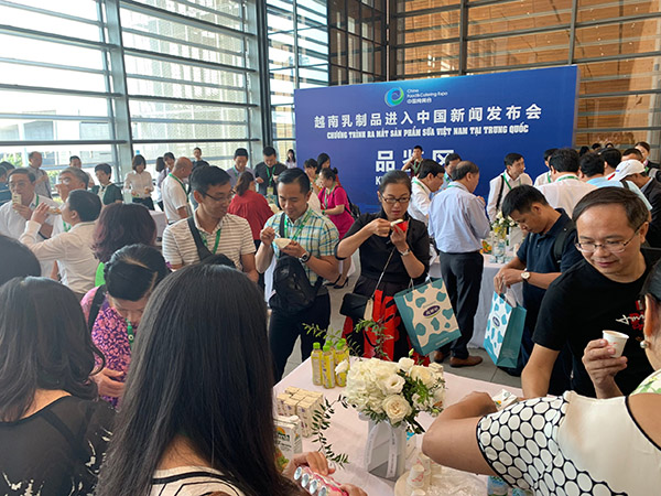 -	Các đối tác tại Trung Quốc thử sản phẩm Vinamilk tại Triển lãm quốc tế về thực phẩm & dịch vụ ăn uống của tỉnh Hồ Nam, Trung Quốc vào tháng 09/2019.