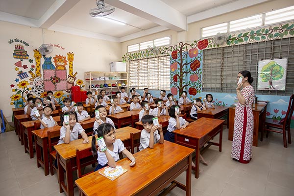 Từ tháng 11/2019, gần 70.000 học sinh mầm non và tiểu học công lập của tỉnh Vĩnh Long sẽ chính thức được thụ hưởng chương trình Sữa học đường