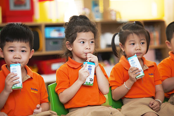 Từ ngày 1/11, hơn 300.000 trẻ em mầm non và học sinh khối lớp 1 trên địa bàn 10 quận, huyện TP.Hồ Chí Minh sẽ được uống sữa học đường (dung tích 180ml/ lần/ ngày, với 5 lần/ tuần)
