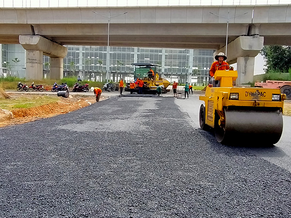 Bến xe Miền Đông mới nằm ngay cửa của nút giao thông cũng gấp rút hoàn thành hạ tầng để đưa vào hoạt động.