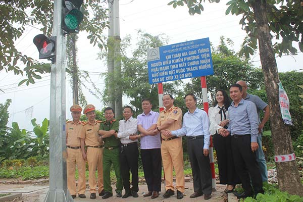 Bảo hiểm bắt buộc trách nhiệm dân sự Chủ xe cơ giới là chính sách an sinh xã hội nhằm bảo vệ nạn nhân trong vụ tai nạn giao thông. Trong ảnh: Đại diện Quỹ Bảo hiểm Xe cơ giới khai trương công trình đèn tín hiệu giao thông ở tỉnh Hưng Yên nhằm giảm thiểu tai nạn giao thông. Ảnh: Hùng Dũng