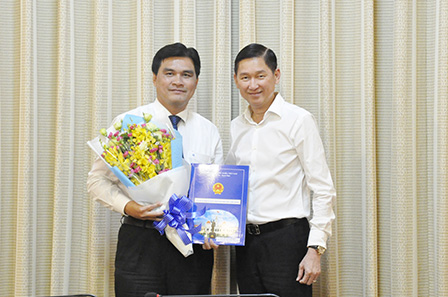 Phó Chủ tịch UBND TPHCM Trần Vĩnh Tuyến (bên phải) đã trao quyết định bổ nhiệm ông Hoàng Tâm Hòa