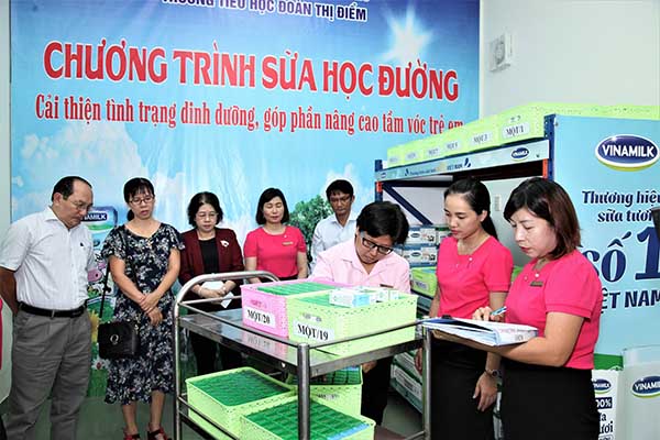Bà Bùi Thị Diễm Thu, Phó Giám đốc Sở GD & ĐT TP.HCM cùng đoàn công tác khảo sát việc triển khai chương trình tại các điểm trường