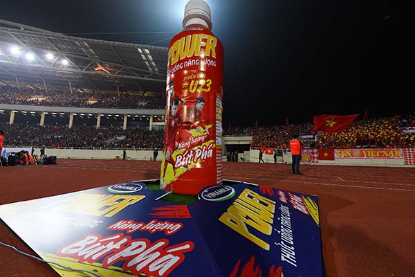 Chai Vinamilk Power phiên bản U23 Việt Nam là một thiết kế đặc biệt được Vinamilk dành tặng riêng đội tuyển như một lời chúc các tuyển thủ thi đấu với “năng lượng bứt phá”.