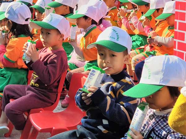 Các em học sinh tỉnh Hà Nam tham gia uống sữa tại Lễ phát động chương trình Sữa học đường năm 2019.