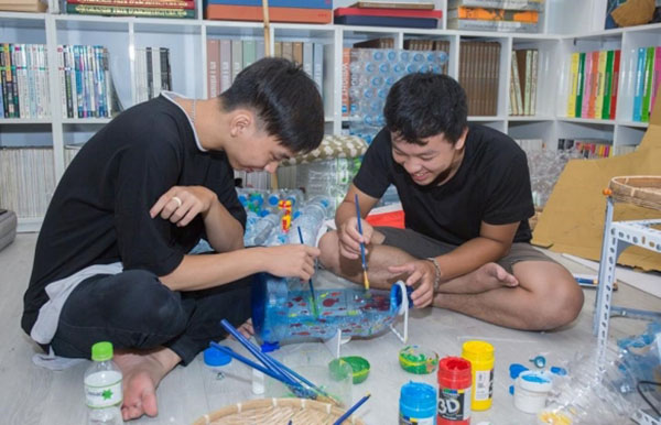 -	Sinh viên tạo ra những vật dụng hữu ích bằng cách tái chế chai nhựa thông qua các Dự án sáng tạo của British Council