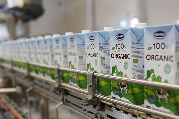 Sữa tươi Vinamilk organic được bày bán trong chuỗi siêu thị cao cấp FairPrice Finest tại Singapore