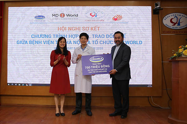 Bà Nguyễn Minh Tâm – đại diện Vinamilk đã trao cho bệnh viện tim Hà Nội và tổ chức MD1World số tiền 700 triệu đồng để hỗ trợ cho các hoạt động của chương trình năm 2020