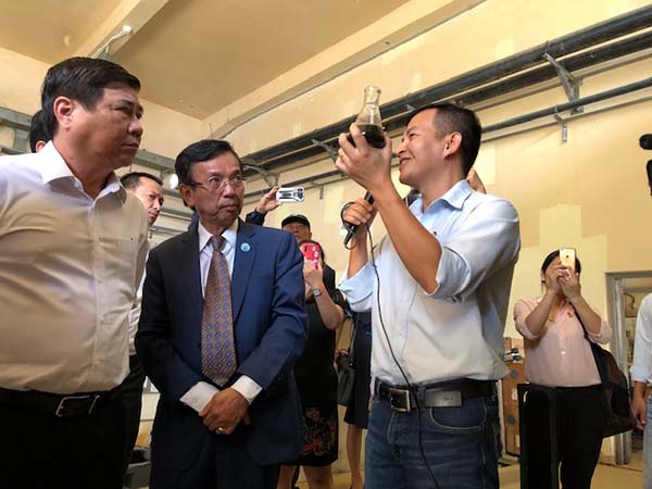 Ông Nguyễn Thành Phong, Chủ tịch UBND TP.HCM (bên trái) đang nghe giới thiệu hệ thống xử lý nước rỉ rác của VWS