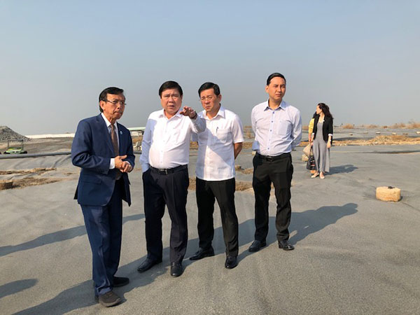 Ông Nguyễn Thành Phong Chủ tịch UBND TP.HCM (thứ hai bên trái) đang khảo sát trên bãi chôn lấp của VWS