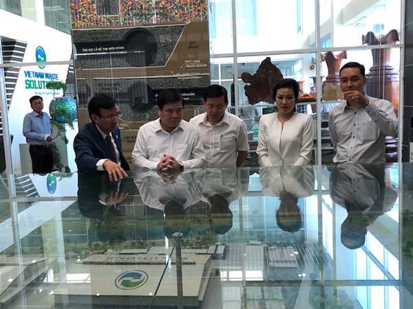 Ông Nguyễn Thành Phong, Chủ tịch UBND TP.HCM (thứ hai bên trái) nghe giới thiệu quy mô Dự án VWS