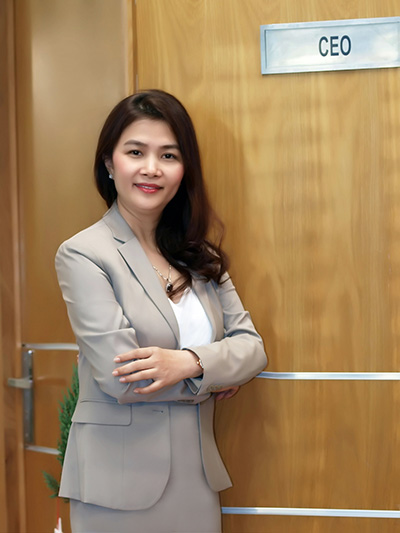 bà Nguyễn Hữu Hạnh - CEO & Người sáng lập của VietBuzzAd với 25 năm kinh nghiệm trong ngành quảng cáo