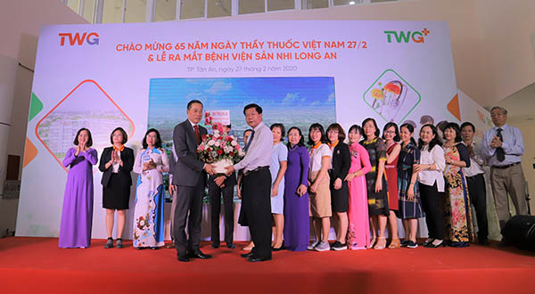 Trong Lễ ra mắt, Chủ tịch UBND tỉnh Long An - Ông Trần Văn Cần (bên phải) đã tặng hoa chúc mừng đến Đội ngũ bác sỹ của Bệnh viện Sản Nhi Long An