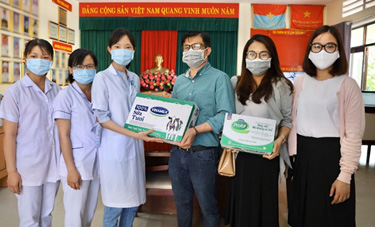 Trước đó, Vinamilk cũng trao tặng các sản phẩm dinh dưỡng cho cán bộ y tế tuyến đầu tại các bệnh viện, khu cách ly, bệnh viện dã chiến tại Tp.HCM