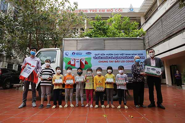 Đại diện Vinamilk tặng sữa choa trẻ em tại Trung tâm Nuôi dưỡng trẻ em mồ côi Hà Cầu, Hà Nội
