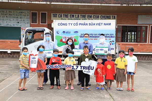 Các em làng SOS Thành phố Vinh rất vui nhận được sữa từ chính các cô chú của nhà máy sữa Nghệ An
