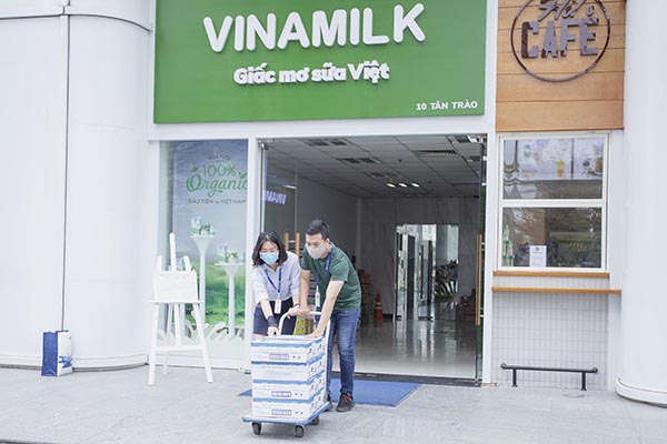 Nhân viên Vinamilk luôn nỗ lực để từng hộp sữa được trao đến tận tay các trẻ em có hoàn cảnh khó khăn trong mùa dịch