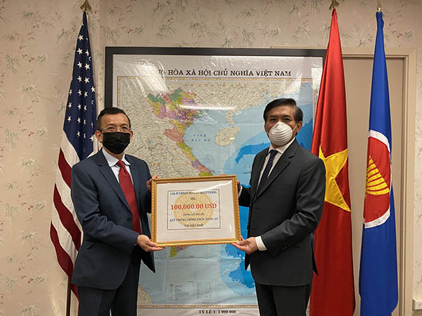 Ông David Dương trao tặng số tiền ủng hộ Quỹ phòng chống Covid của Việt Nam thông qua Tổng lãnh sự quán Việt Nam tại San Francisco