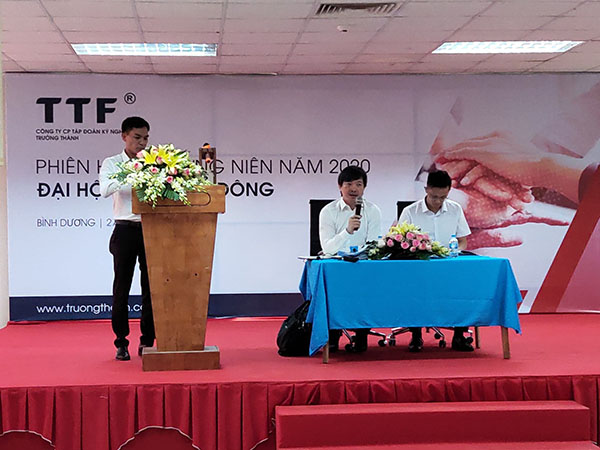 Ông Mai Hữu Tín, Chủ tịch HĐQT TTF (giữa) trả lời chất vấn