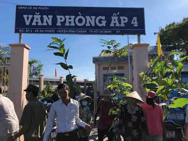 Người dân tham gia tích cực vào hoạt động trồng 600 cây xanh tại xã Đa Phước, với sự tài trợ của VWS