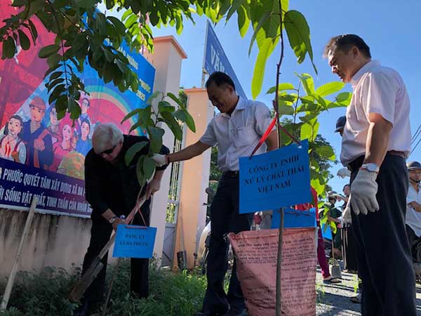 Ông Kevin Moore, GIám đốc điều hành VWS tham gia trồng cây trên tuyến đường 4C xã Đa Phước, TP.HCM