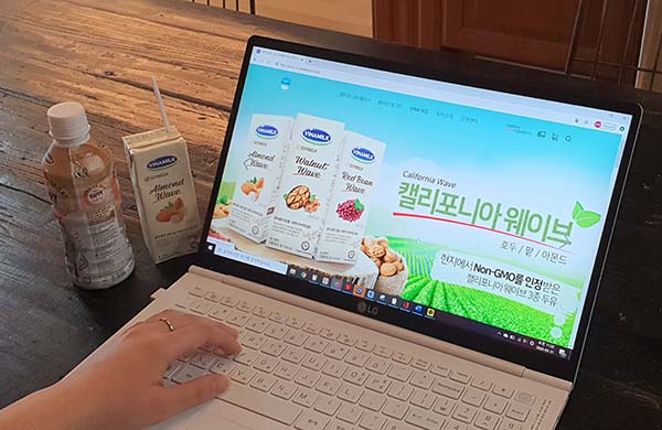 Người tiêu dùng Hàn Quốc dễ dàng mua được bộ sản phẩm sữa đậu nành hạt cao cấp của Vinamilk thông qua các kênh thương mại điện tử