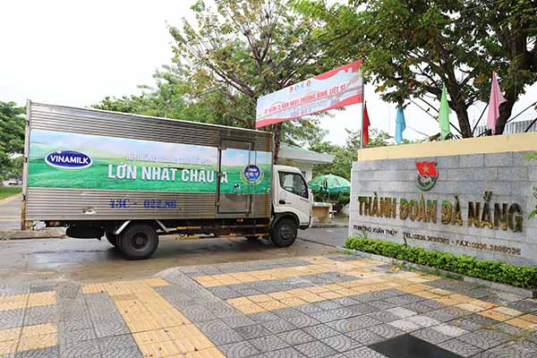 Vào sáng 31/07, những chuyến xe của Vinamilk đã chuyển các sản phẩm đến điểm tiếp nhận tại Đà Nẵng.