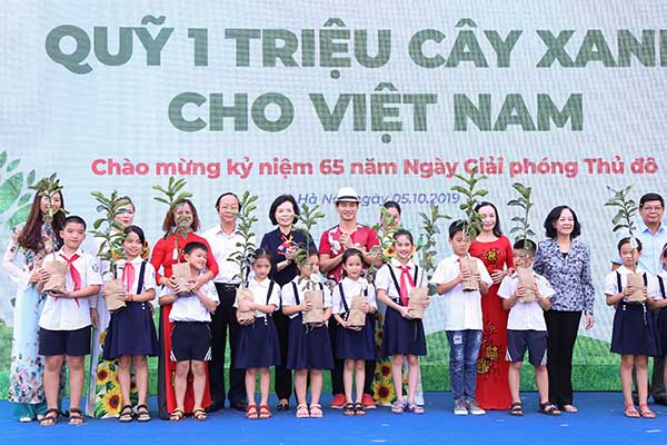 “Quỹ 1 triệu cây xanh cho Việt Nam” trao tặng hàng ngàn cây xanh cho các trường tiểu học tại Hà Nội. 
