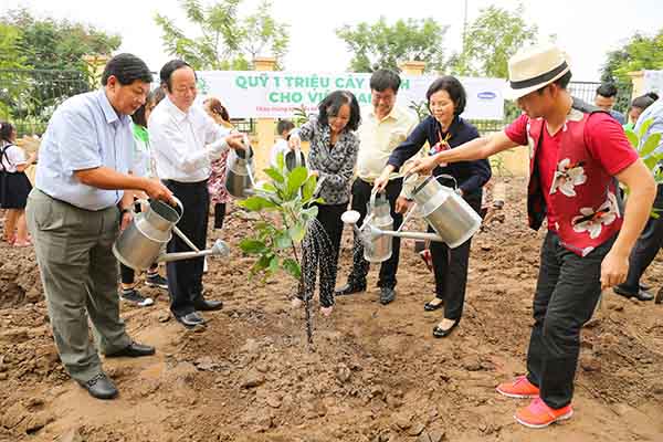 Các đại biểu cùng “Quỹ 1 triệu cây xanh cho Việt Nam” trồng cây tại trường Tiểu học Tiên Dược B, Sóc Sơn, Hà Nội