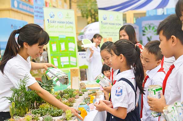 Các em học sinh Hà Nội cùng tham gia chương trình đổi vỏ hộp sữa lấy cây xanh trong ngày hội của “Quỹ 1 triệu cây xanh cho Việt Nam”.