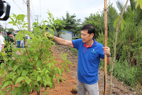 Ông Dương Văn Cường, GIám đốc hành chính VWS tham gia trồng cây tại xã Đa Phước