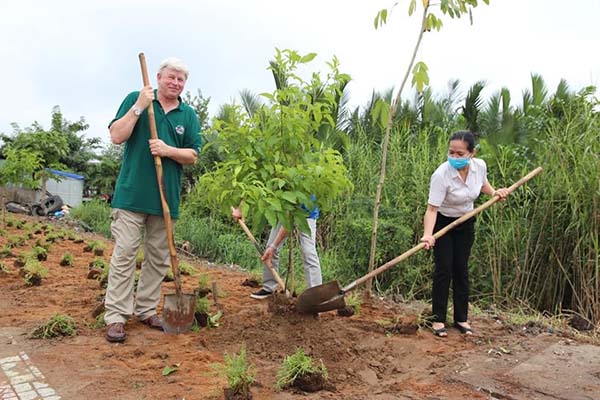 Ông Kevin Moore CEO VWS và bà Nguyễn Thị Phương Nam, Phó chủ tịch UBND xã Đa Phước trồng cây trên đường ấp 3