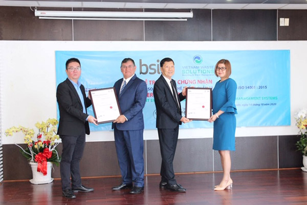 Đại diện Viện tiêu chuẩn Vương quốc Anh tại Việt Nam trao chứng nhận ISO 9001 và ISO 14001 cho Công ty VWS