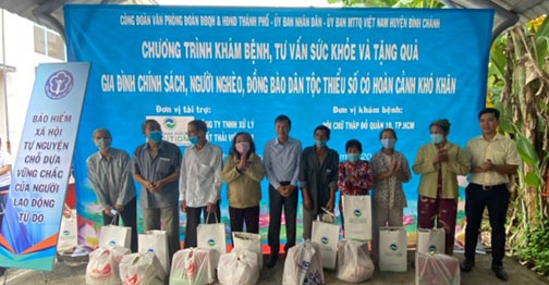 Ông Nguyễn Văn Cường (ỡ giữa), Giám đốc hành chính VWS, trao quà cho các hộ nghèo, khó khăn tại xã Đa Phước, H Bình Chánh, TP.HCM