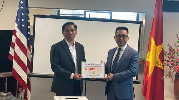 Phó Chủ tịch Hiệp hội doanh nhân Việt Mỹ (VABA) - ông Victor Dương (bên phải) đại diện đã trao tặng cho miền Trung số tiền 51.000USD
