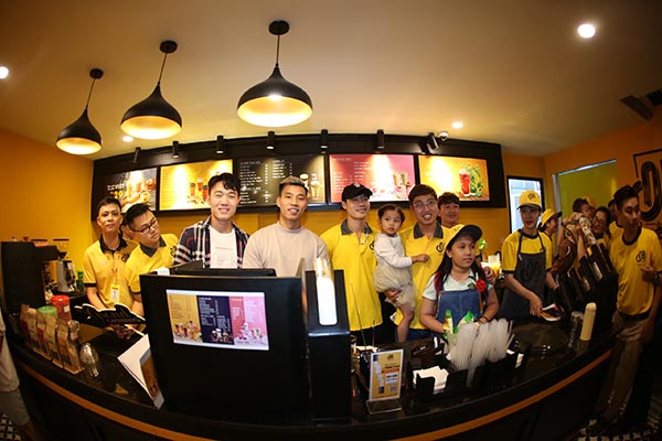 -	Các cầu thủ bóng đá nổi tiếng đến chúc mừng khai trương quán cà phê Ông Bầu đầu tiên tại Hải Dương