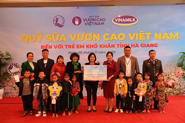 Vinamilk và Quỹ sữa Vươn cao Việt Nam dành tặng 94.000 ly sữa, cho 1.045 trẻ em có hoàn cảnh khó khăn tại tỉnh Hà Giang