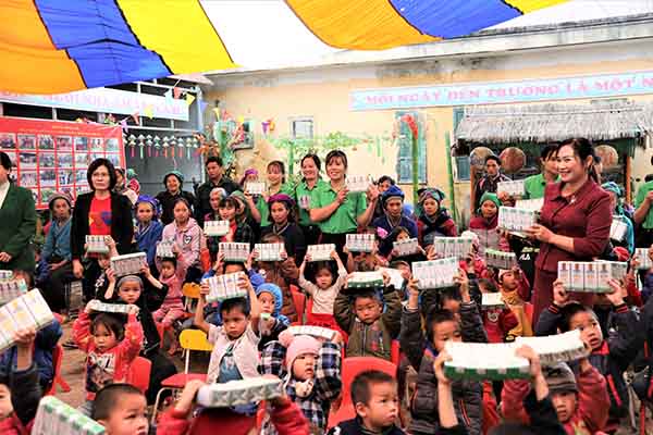 Niềm vui của các cô giáo, phụ huynh và học sinh trường mầm non Thu Tà, huyện Xín Mần, Hà Giang trong ngày Quỹ sữa Vươn cao Việt Nam và Vinamilk đến điểm trường
