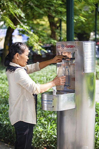 Các trụ nước sạch công cộng giúp người dân dễ dàng tiếp cận nguồn nước vệ sinh