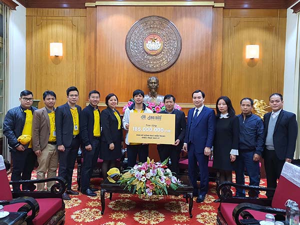 Công Phượng đã đại diện thương hiệu cà phê Ông Bầu cùng các cầu thủ Hoàng Anh Gia Lai trao tặng 185 triệu đồng cho đồng bào miền Trung khắc phục thiệt hại sau bão lũ
