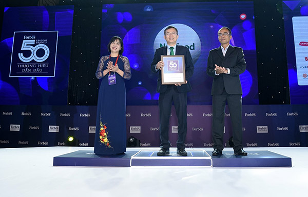 -	Bác sĩ Mai Thanh Việt – Giám đốc Tiếp thị Cấp cao đại diện Nutifood nhận giải thưởng 50 thương hiệu dẫn đầu