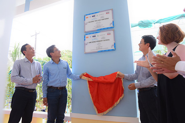 	Cơ sở vật chất mới của Trường tiểu học Kim Đồng, ấp Hòa Long B, thị trấn Kinh Cùng, huyện Phụng Hiệp được xây nhờ kinh phí và hiện vật BASF và các đối tác tài trợ