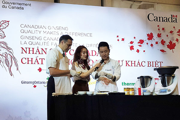 -	Ông Cẩm Thiên Long - Phó Chủ tịch Hội Đầu bếp Chuyên nghiệp Sài Gòn trình diễn các món ăn chế biến từ nhân sâm Canada tại sự kiện