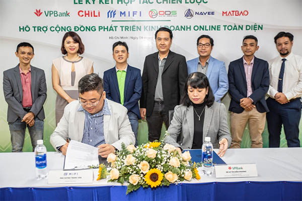 Ông Huỳnh Trọng Văn – Đại diện MIFI ký kết hợp tác cùng VPBank hỗ trợ cộng đồng Việt phát triển kinh doanh online