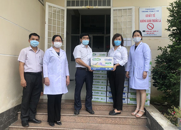 -	BS Trần Thị Minh Nguyệt trao tặng sữa cho các y bác sỹ đang thực hiện  nhiệm vụ tại quận 12