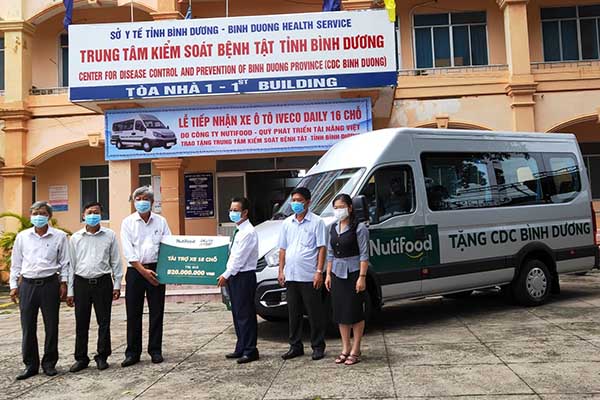 -	Đại diện Quỹ Phát triển Tài năng Việt của Ông Bầu trao xe ô tô 16 chỗ cho Trung tâm Kiểm soát Bệnh tật tỉnh Bình Dương