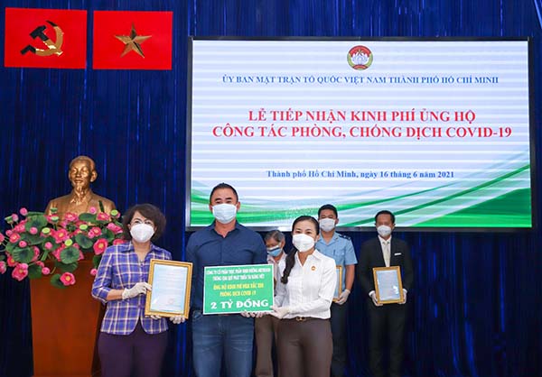 -	Đại diện Quỹ Phát triển Tài năng Việt của Ông Bầu trao tặng 2 tỷ đồng cho Quỹ Vaccine Phòng chống Covid-19 thông qua Ủy ban Mặt trận Tổ Quốc Việt Nam TP.HCM